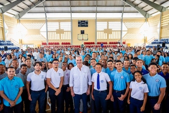 Luis Abinader participó en Santiago en un encuentro con más de 400 estudiantes, que recibieron un almuerzo preparado por los Comedores Comunitarios. (Foto cortesía Presidencia de República Dominicana)
