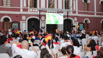 La Región de Murcia se vuelca con la final del Mundial y llena plazas y playas de pantallas gigantes