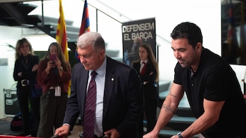 Deco, tras dar su firma