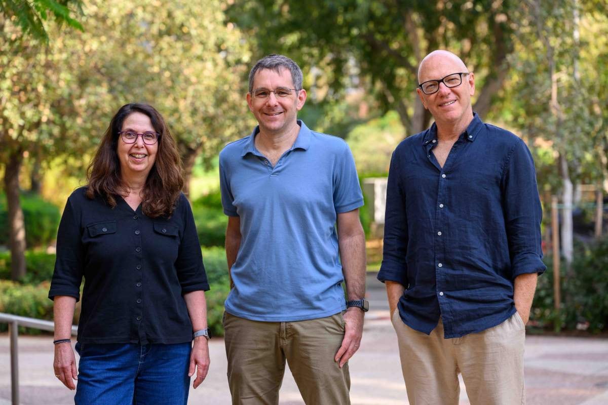 (de izq. a der.) Dra. Shirley Daube, Dr. Ohad Vonshak y Prof. Roy Bar-Ziv - biochip, virus, anticuerpos (Instituto Weizmann)