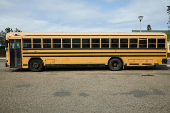 Transforman un autobús escolar en una casa rodante y se dedica a viajar mientras teletrabaja (Pexels)