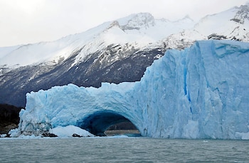 El juez federal de Santa Rosa Juan José Baric rechazó este viernes la cautelar que pedía suspender la reforma de la Ley de Glaciares, pero habilitó el amparo ambiental colectivo y le dio cinco días al Estado Nacional para responder (EFE/Ariel Molina)