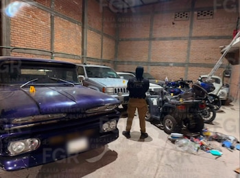 Parte de los automóviles asegurados en el inmueble de Durango.