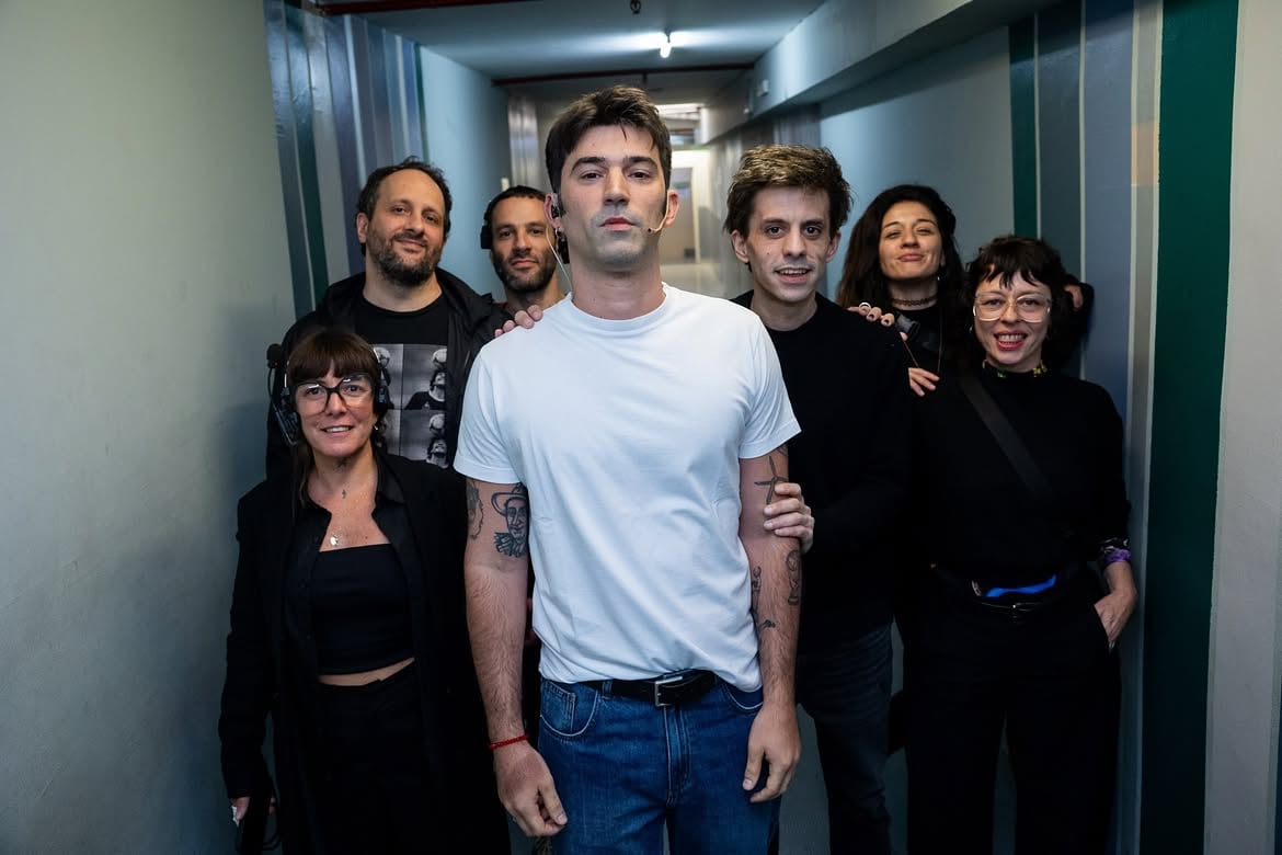 Get se define como un show interactivo que introduce una modalidad inédita en Argentina. El espectáculo combina humor, archivos audiovisuales, pantallas y la participación activa del público