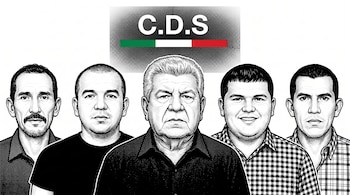 Seis retratos de hombres en estilo puntillado con tinta negra. Encima, un logo con las iniciales C.D.S y una barra verde, blanca y roja.
