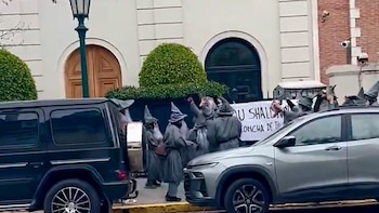 Quiénes son los “Gandalfs” que protestaron disfrazados de magos frente a la mansión de Peter Thiel en Palermo