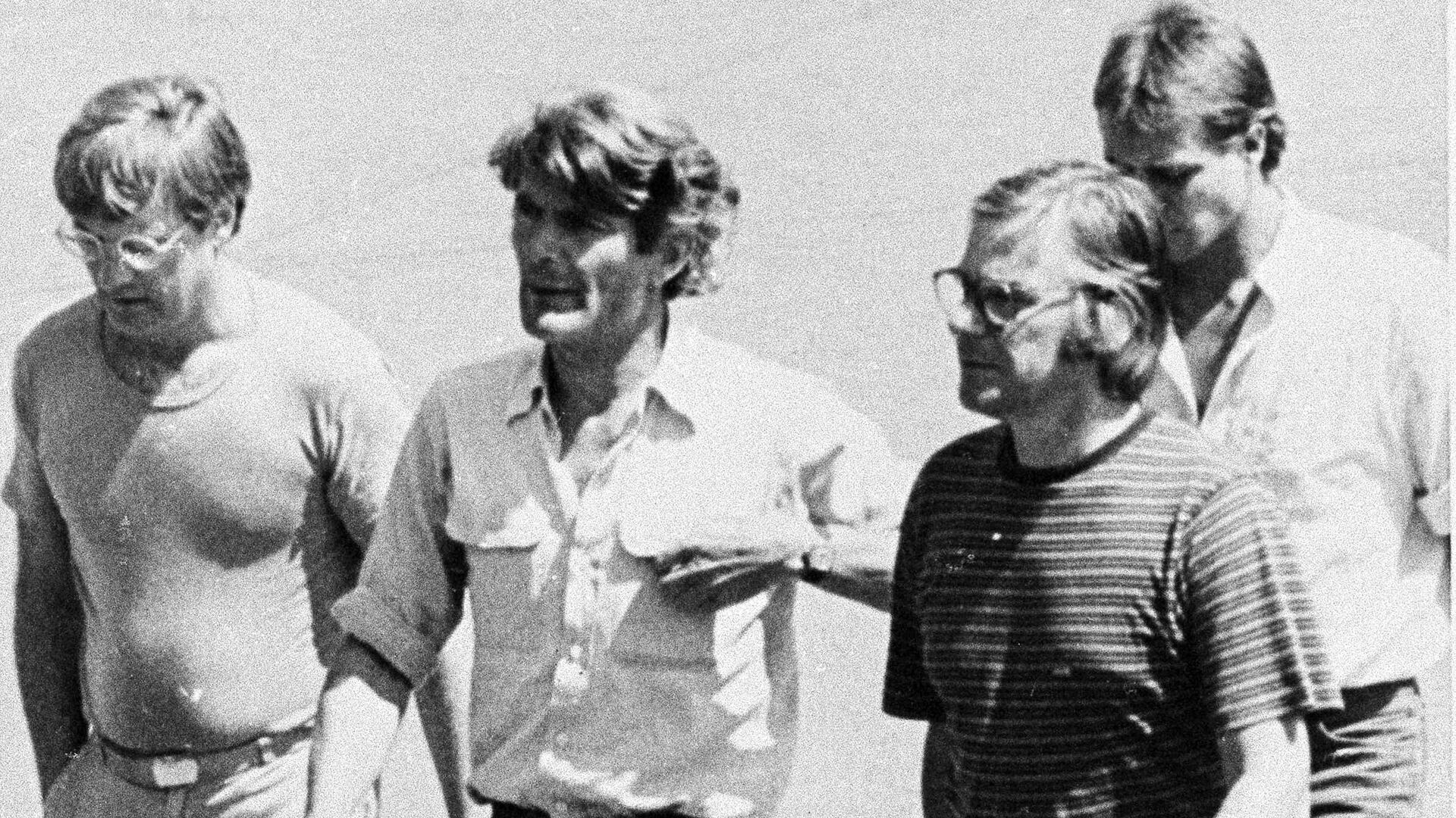 ARCHIVO - En esta foto del 11 de marzo de 1982, de izquierda a derecha: Jan Kuiper, director; Koos Koster, productor; Joop Willemsen, camarógrafo; y Hans ter Laag, sonidista; caminan al norte de San Salvador, El Salvador, días antes de ser asesinados. (Foto AP, Archivo)