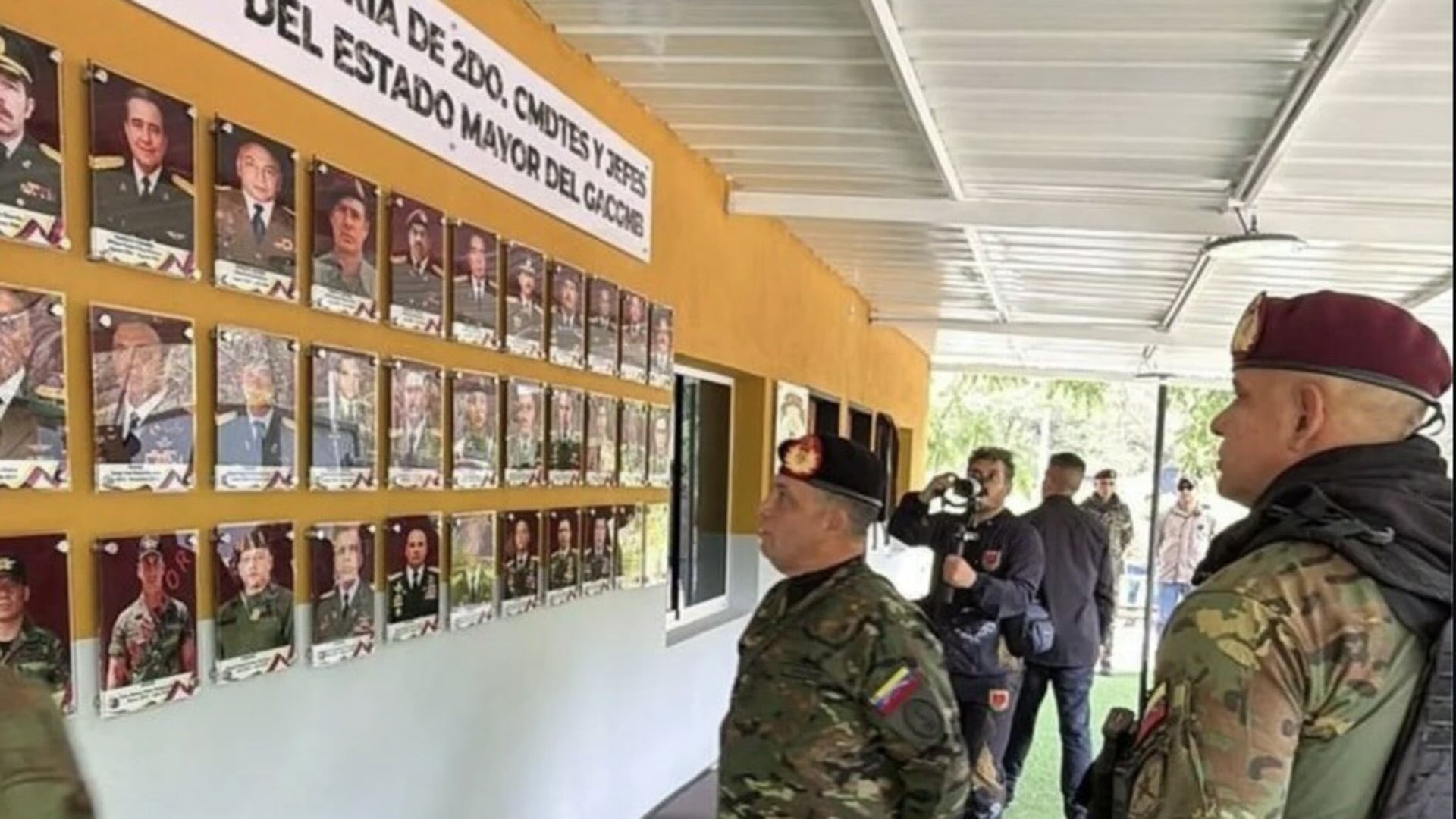 El ministro de la Defensa, Gustavo González López observa una galería de comandates en un cuartel venezolano