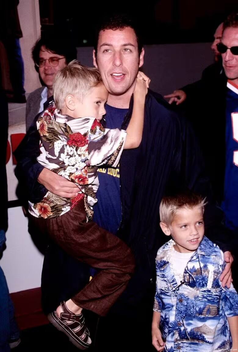 Adam Sandler junto a los gemelos Dylan y Cole Sprouse (Fuente: X/@ImagenRetro)