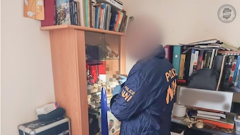 Detienen en Hungría a un hombre caníbal de 30 años que coleccionaba partes de cuerpos humanos de cementerios abandonados y del hospital donde trabajaba