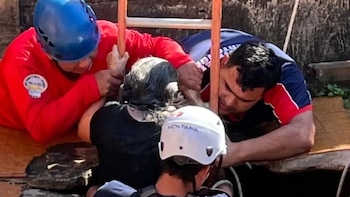 Rescataron a una mujer que cayó en un pozo de casi 12 metros mientras tendía la ropa en su casa