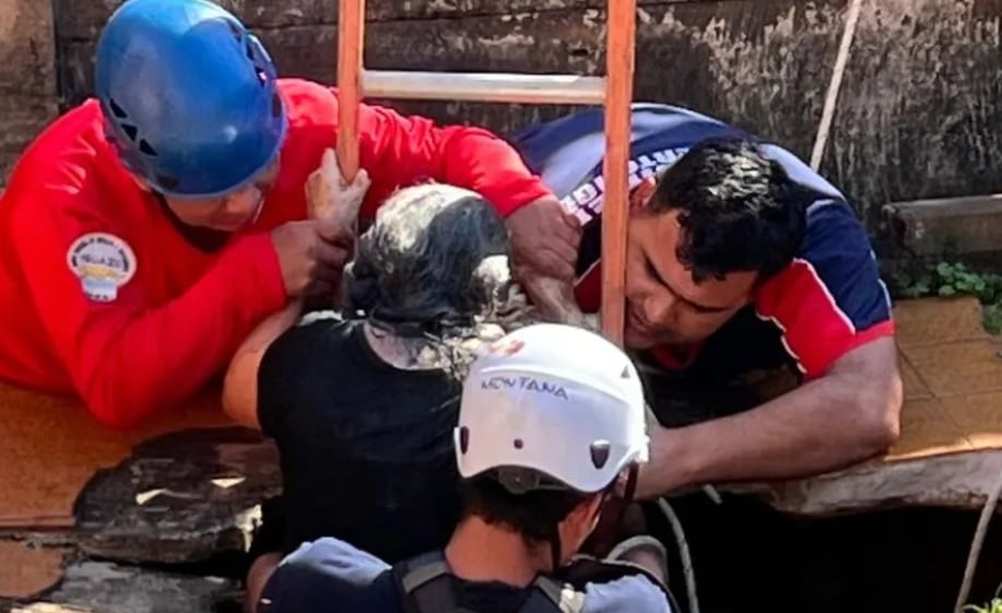 Rescataron a una mujer que cayó en un pozo de casi 12 metros mientras tendía la ropa en su casa