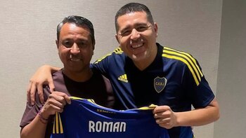 Riquelme le obsequió su camiseta