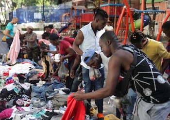Imagen de archivo. Migrantes, en su mayoría de Haití, recogen ropa donada por un grupo de voluntarios, en el parque Giordano Bruno mientras esperan un permiso o Tarjeta de Visitante por Razones Humanitarias (TVRH) que les permitiría continuar su viaje hacia la frontera entre México y el Estados Unidos, en Ciudad de México, México 6 de abril de 2023. REUTERS/Henry Romero