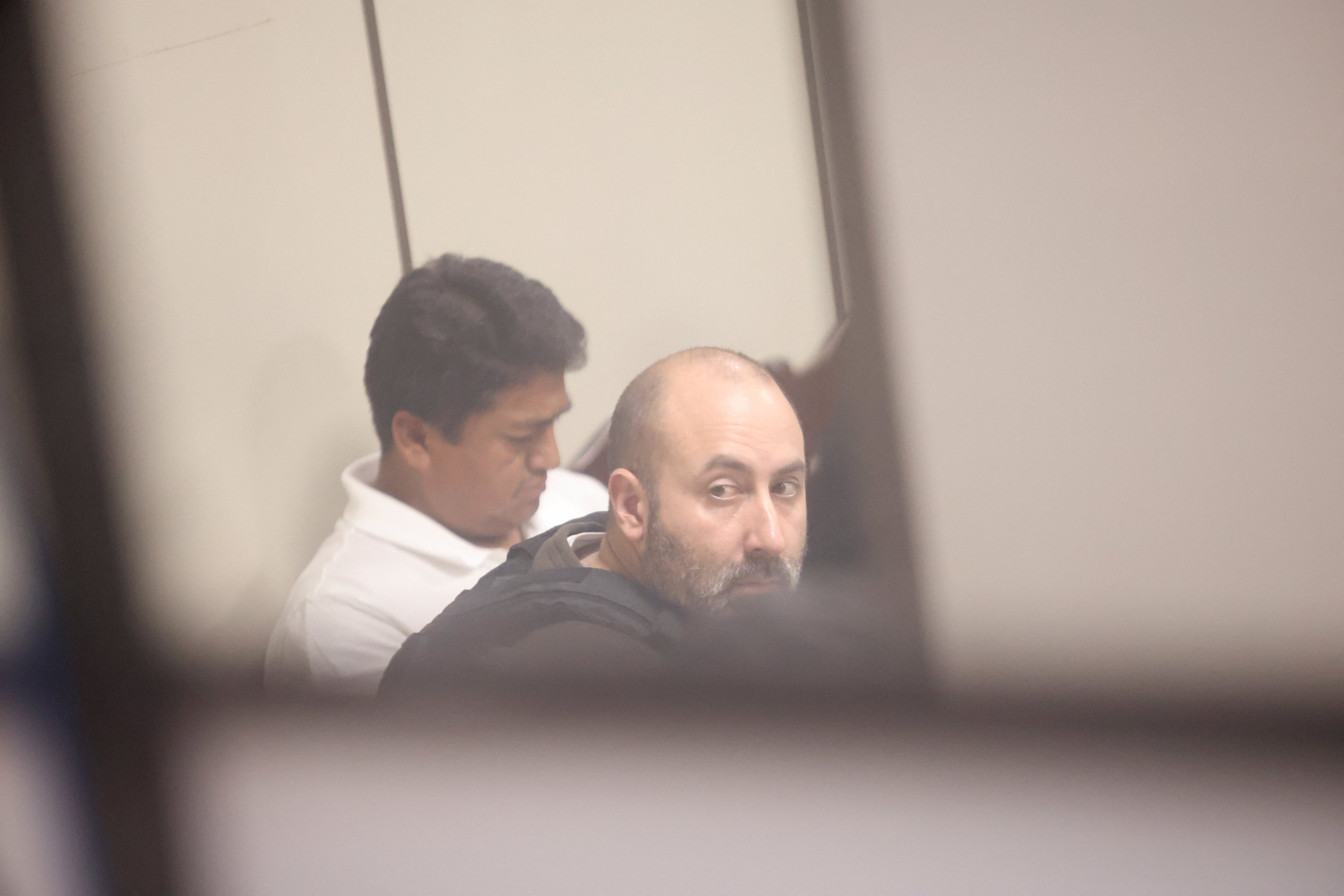 El consultor argentino Fernando Cerimedo permanece sentado en su audiencia por el tiroteo de Nadia Beller, donde el tribunal ordenó su detención preventiva por 180 días en un caso de intento de feminicidio, en Santa Cruz, Bolivia, el 21 de agosto de 2026 (REUTERS/Ipa Ibanez)