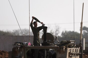 Un soldado israelí carga un mortero en un lugar no revelado en la frontera con Gaza, al sur de Israel. (EFE/EPA/ABIR SULTAN)
