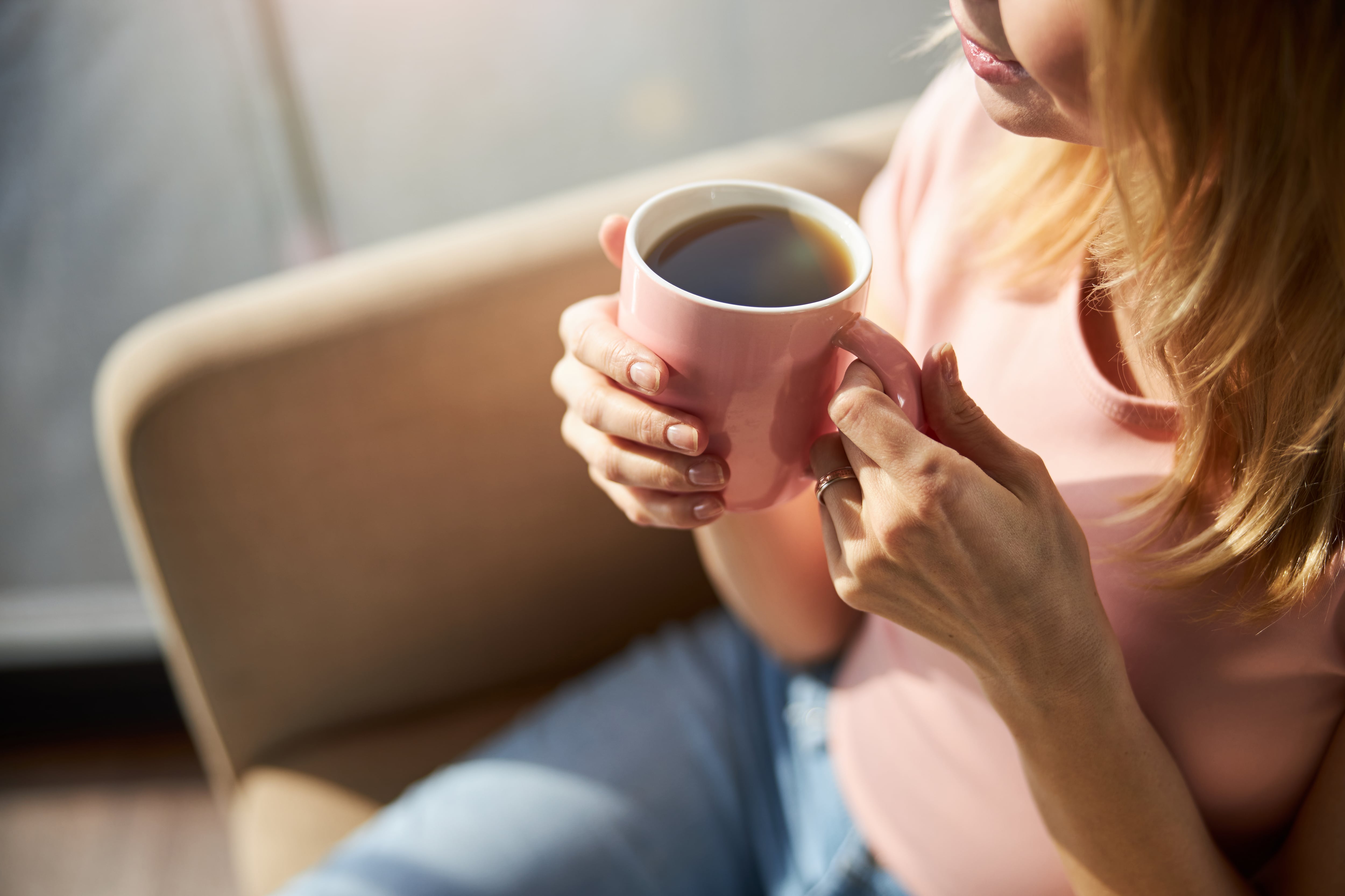 Una mujer bebiendo café (Shutterstock)