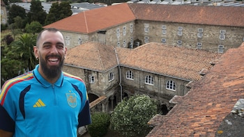 El bonito barrio de Borja Iglesias en Santiago de Compostela: castillo medieval, restos arqueológicos del S. X y caminos a orillas del río Sar