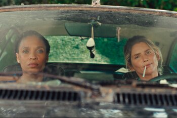 La trama sigue a dos