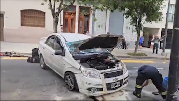 Choque y explosión de un auto en Flores