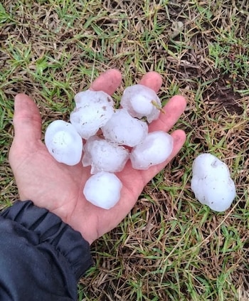 En algunos sectores también se registró la caída de granizo (X: @Kariiii_Morales)