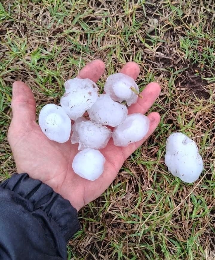 En algunos sectores también se registró la caída de granizo (X: @Kariiii_Morales)