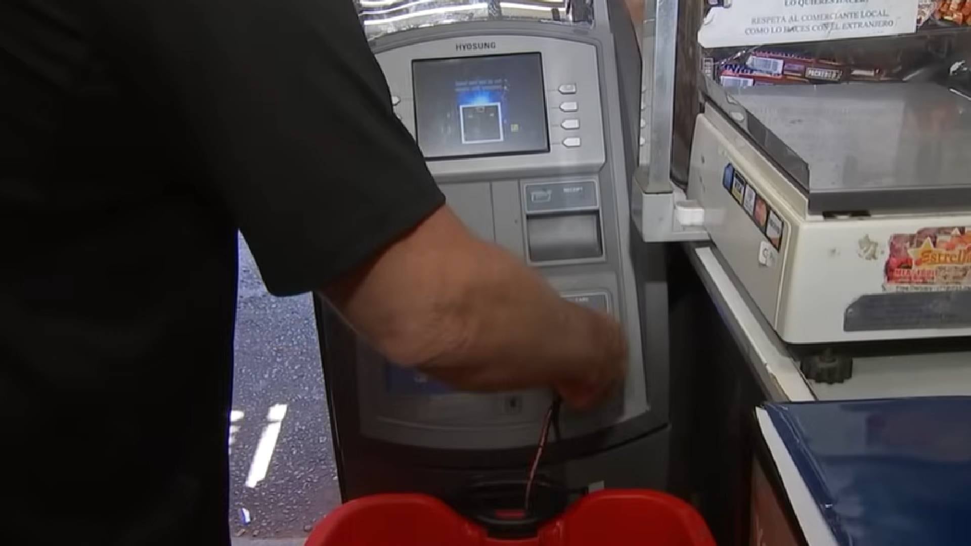 Los delincuentes usan skimmers, microcámaras, PIN pad strikers y shimmer cards para robar datos bancarios y capturar el PIN ( Eyewitness News ABC7NY)