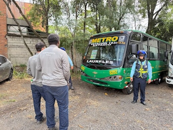 El bus fue ubicado en la carrera 68 con calle 45, cerca de la estación Estadio del Metro, donde las autoridades verificaron la infracción - crédito Secretaría Movilidad