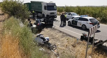 Vista del operativo de emergencia desplegado tras el fatal impacto que dejó cuatro jóvenes fallecidos y un sobreviviente grave en la provincia de Zaragoza (Cortesía: Heraldo de Aragón).