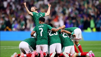 Soccer Football - FIFA World Cup 2026 - Round of 32 - Mexico v Ecuador - Estadio Azteca, Mexico City, Mexico - June 30, 2026 Mexico's Raul Jimenez celebrates scoring their second goal with teammates REUTERS/Eloisa Sanchez TPX IMAGES OF THE DAY