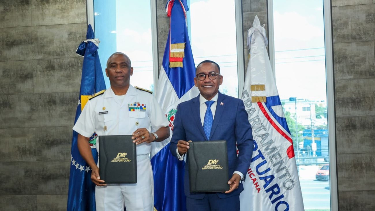 El Departamento Aeroportuario y la Armada Dominicana firman acuerdo para fortalecer la seguridad aérea en República Dominicana. ( Cortesía: Presidencia de la República Dominicana)