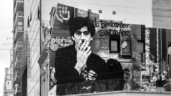 El mural de Charly García en Corrientes y Callao transforma el centro de Buenos Aires en un homenaje al ícono del rock nacional (Instagram/ronmuralist)