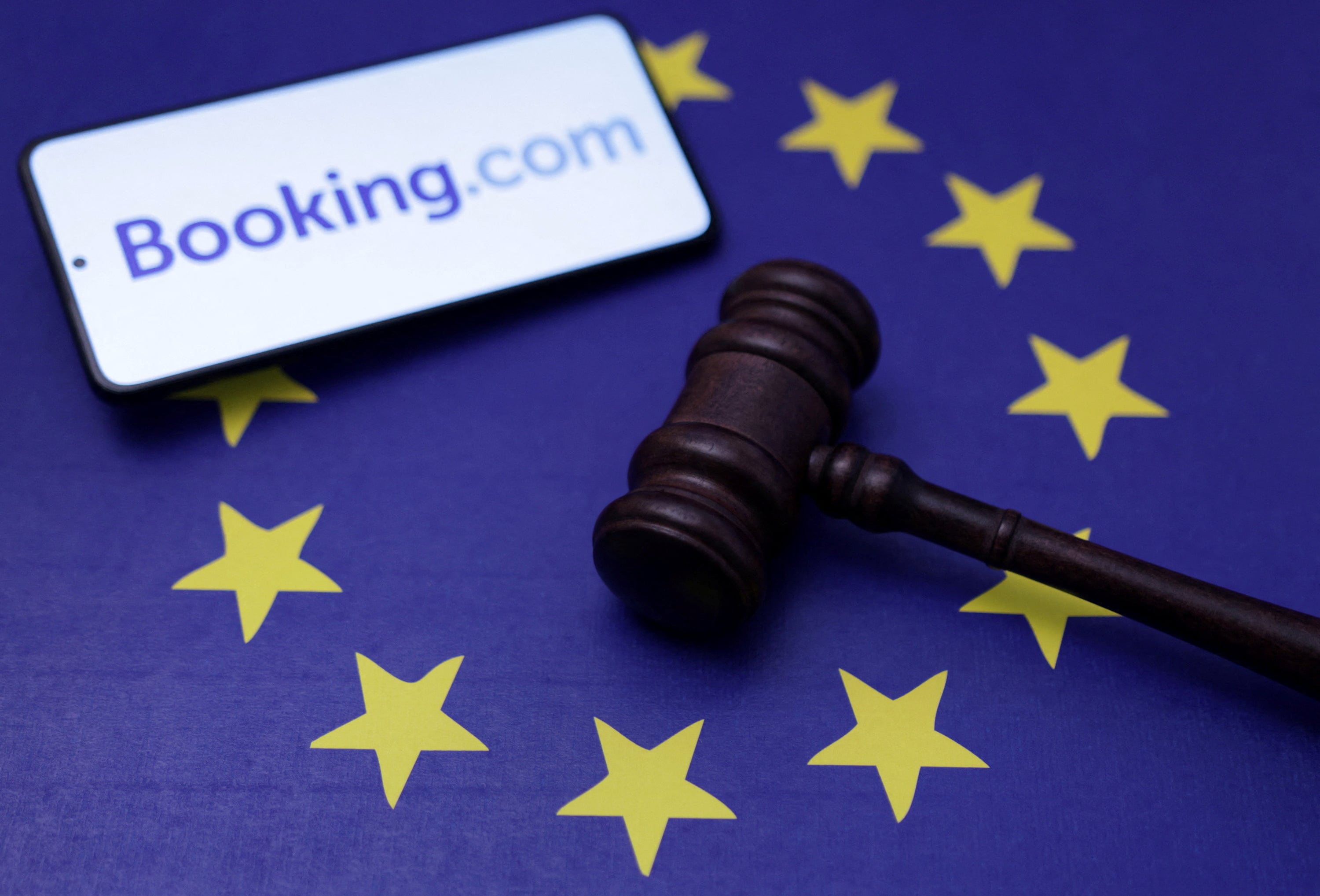 La Comisión Europea abrió una investigación formal contra Booking.com por un posible incumplimiento de la Ley de Servicios Digitales. REUTERS/Dado Ruvic/Illustration