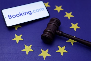 La Comisión Europea abrió una investigación formal contra Booking.com por un posible incumplimiento de la Ley de Servicios Digitales. REUTERS/Dado Ruvic/Illustration