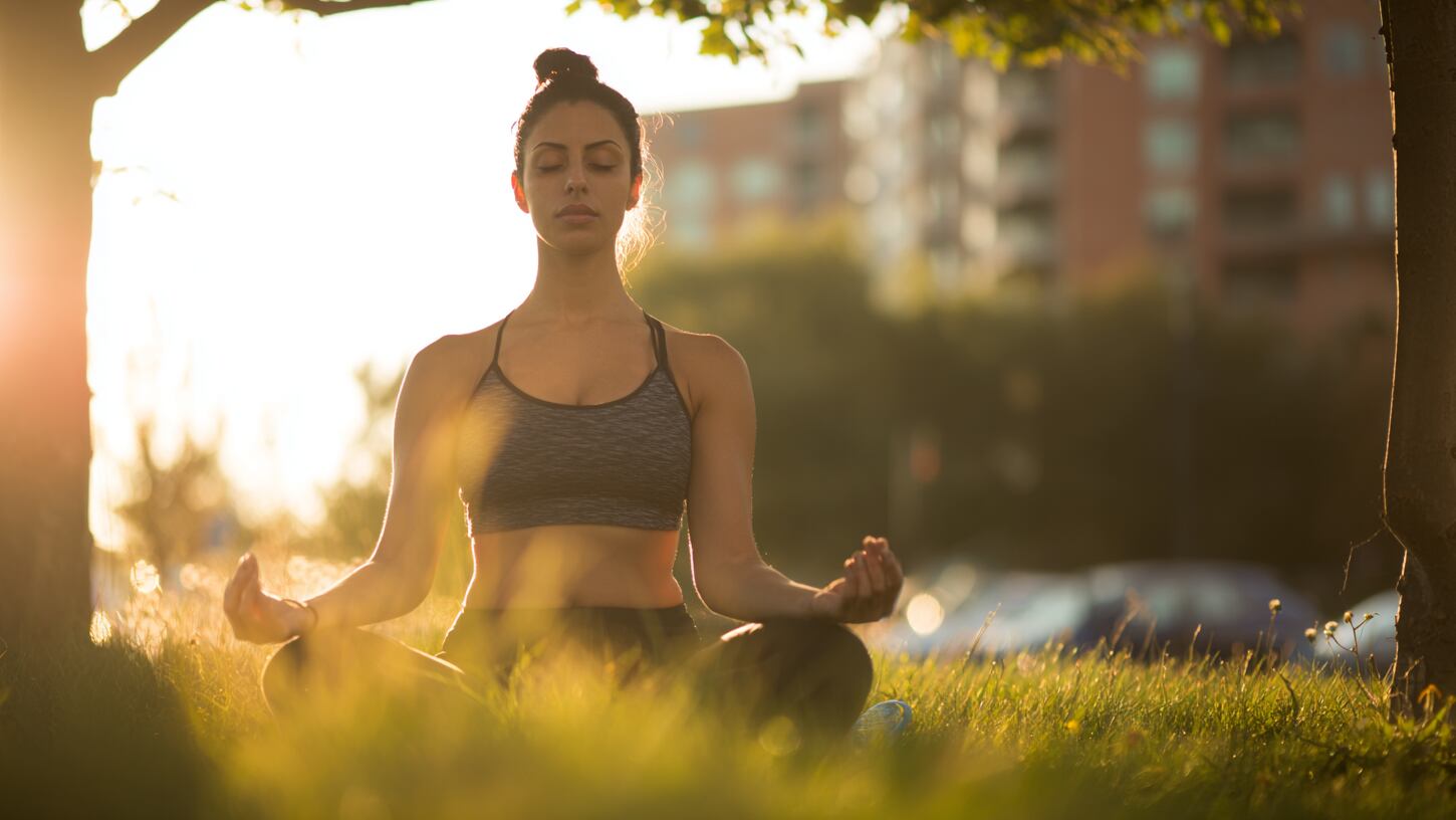 El yoga para corredores mejora la movilidad articular y reduce el riesgo de lesiones musculoesqueléticas, según estudios científicos (Imagen Ilustrativa Infobae)