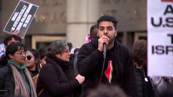 Manifestantes antisraelí en medio de