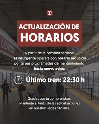Un cartel rojo anuncia la actualización de horarios del tren El Insurgente con el último tren a las 22:30 h sobre una imagen de andén de estación de tren