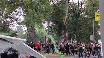 Se enfrentan policías y encapuchados en inmediaciones del Estadio Ciudad de México durante el México vs. Sudáfrica