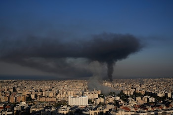 Una columna de humo señala el lugar de un ataque aéreo israelí en Dahiyeh, un suburbio del sur de Beirut, Líbano. (AP Foto/Hussein Malla)