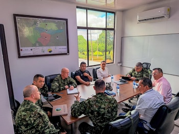 Comisiones humanitarias integradas por la Defensoría del Pueblo, ONU y Mapp/OEA participan en la operación de extracción de cadáveres - créidito prensa Fuerzas Militares