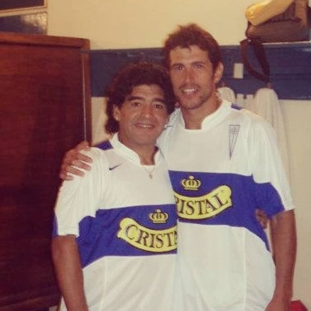 La imagen de Facundo Imboden junto a Diego Maradona con motivo de un partido amistoso entre Universidad Católica y la selección de Chile