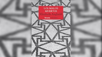 Primer plano de la portada del libro 'Los Malos Muertos' de Elisabeth Anglarill, con título en blanco sobre un fondo rojo vibrante y un patrón de mosaico geométrico en blanco y negro