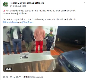 Policía de Bogotá capturó a cuatro hombres con arma oculta en operativo sobre Transmilenio - crédito @PoliciaBogota/X