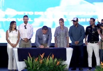 El presidente Rodrigo Chaves firma el contrato para el mayor préstamo de la historia del BCIE en Costa Rica por la ruta San José–San Ramón. Cortesía: Transmisión Presidencia de la República