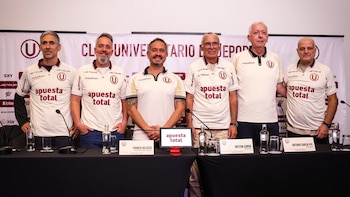 Héctor Cúper acompañado de su cuerpo técnico y del administrador Franco Velazco. - Crédito: Universitario