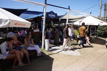 Turistas esperan una mesa en