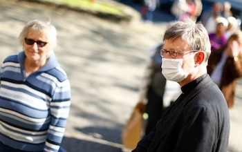 Un hombre recibe a personas