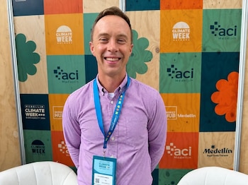 Alex Nichols-Vinueza presentó los resultados de la iniciativa escolar durante la Semana del Clima y la Biodiversidad de Medellín 2026