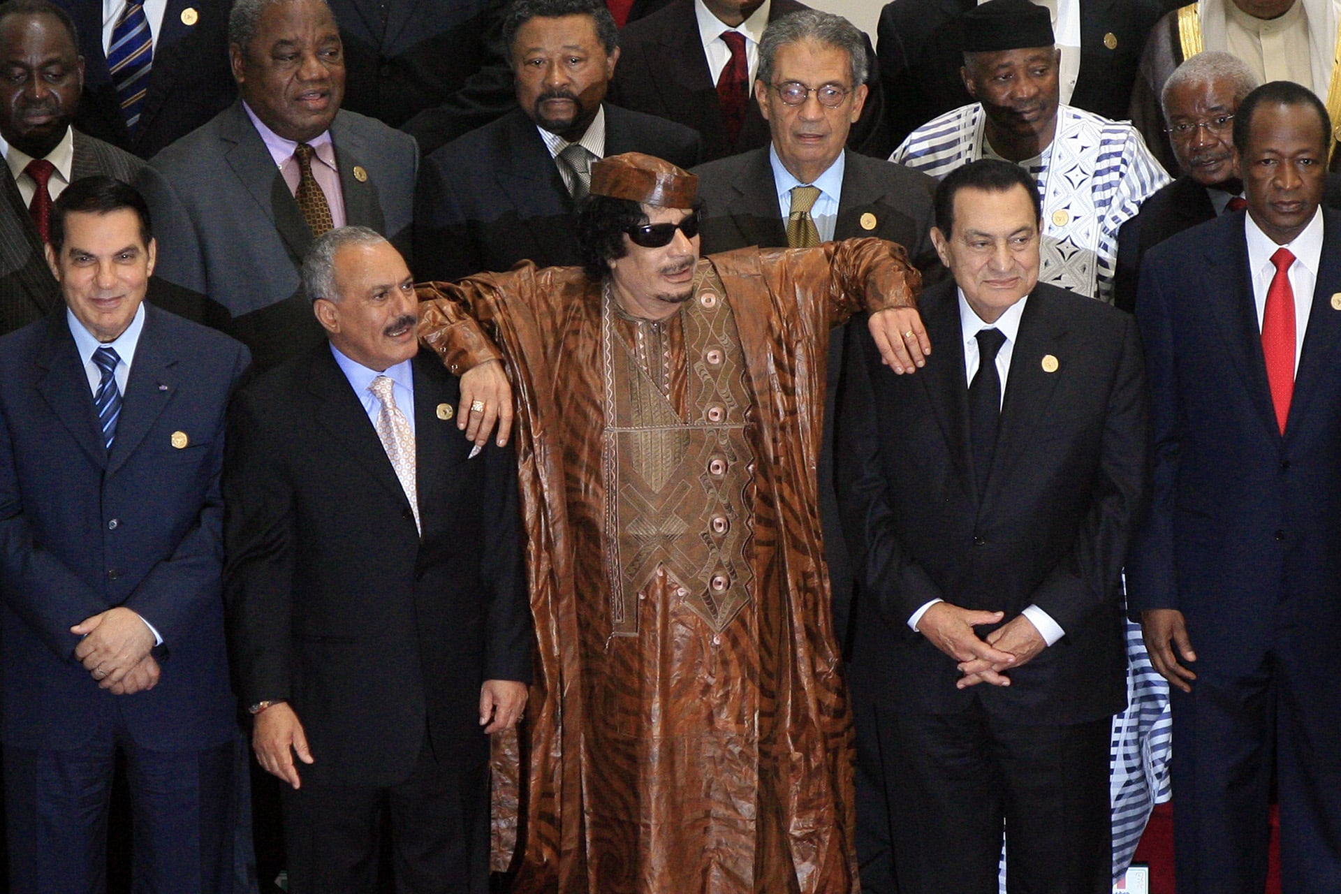 Muamar Gadafi en una reunión de presidentes africanos llevada a cabo en octubre de 2010. Un año antes de su muerte. A la derecha de Gadafi el entonces presidente de Egipto Hosni Mubarak y a su izquierda el presidente de Yemen Ali Abdullah Saleh (AFP)