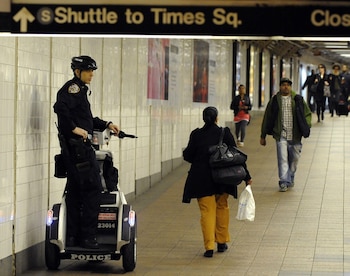 Un agente patrulla los pasillos del metro en Times Square. La presencia en estaciones busca prevenir incidentes y reforzar la percepción de seguridad entre los usuarios.
